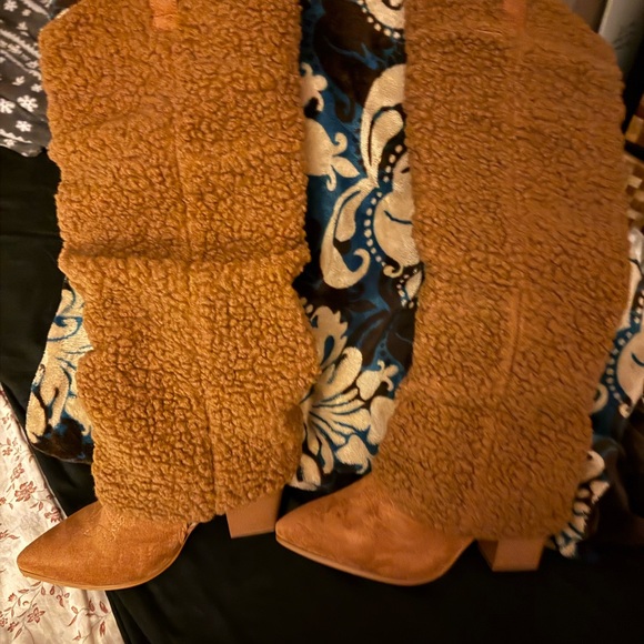 Beautiful Sherpa cowboy boots - Picture 2 of 2